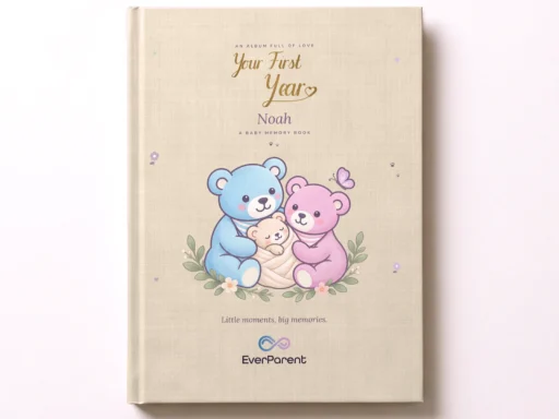 ألبوم ذكريات الطفل «Your First Year» باللون البيج باسم Noah على الغلاف المقوى، من الأعلى