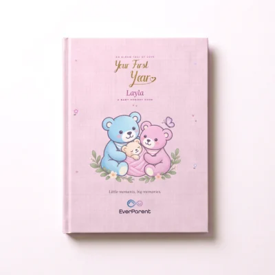ألبوم ذكريات الطفل «Your First Year» باللون الوردي باسم Layla على الغلاف المقوى، من الأعلى