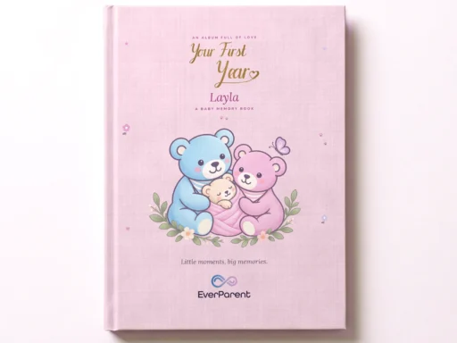 ألبوم ذكريات الطفل «Your First Year» باللون الوردي باسم Layla على الغلاف المقوى، من الأعلى