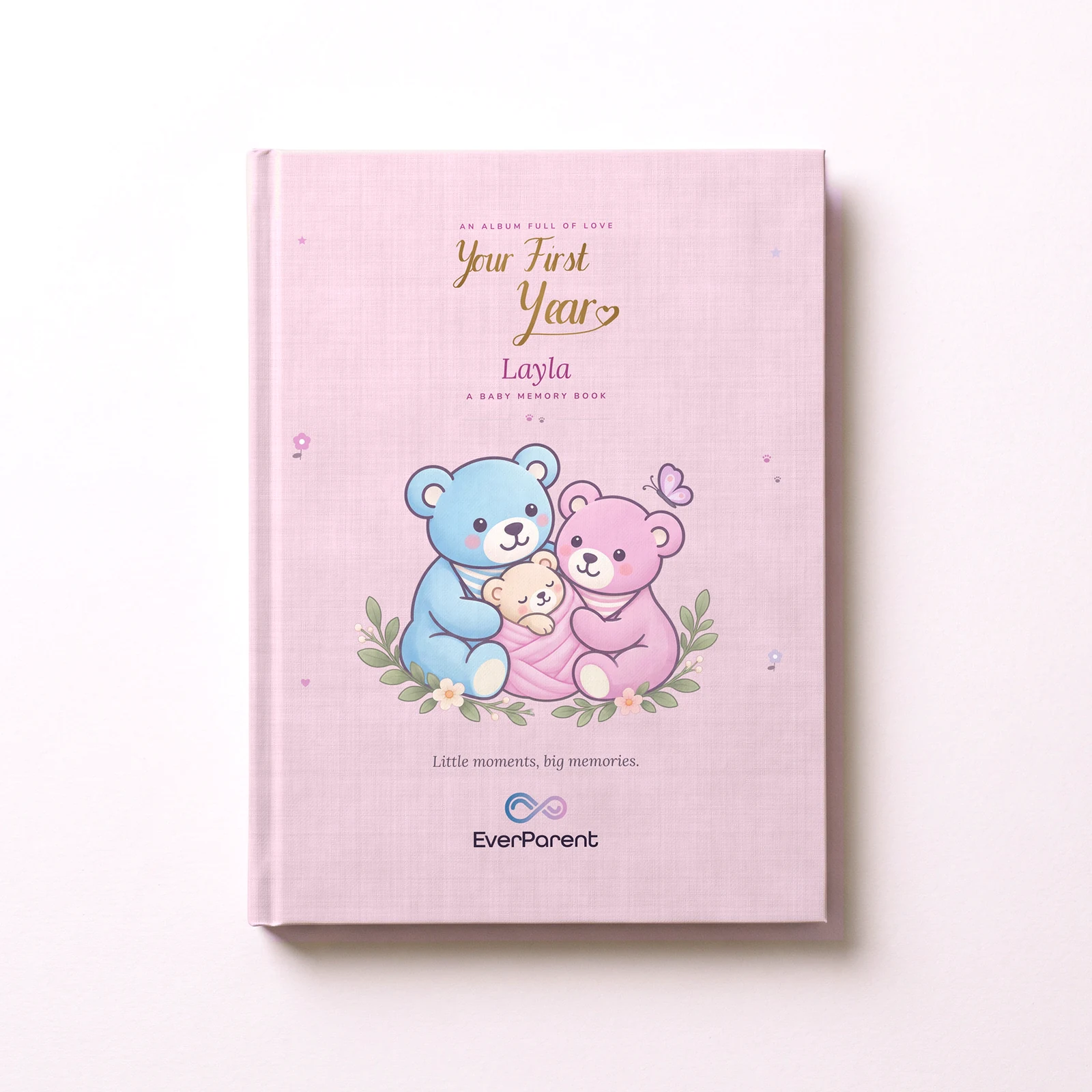 ألبوم ذكريات الطفل «Your First Year» باللون الوردي باسم Layla على الغلاف المقوى، من الأعلى