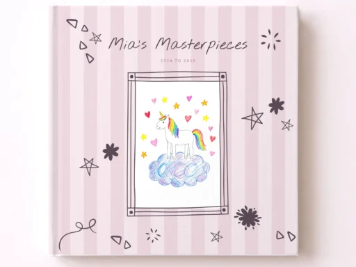 Книга из детских рисунков «Mia’s Masterpieces» в розовом цвете, твердая обложка