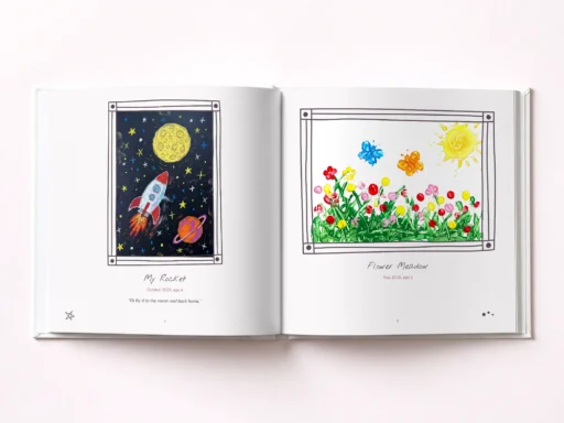 Раскрытая книга с двумя детскими рисунками, названием и датой, в розовом цвете