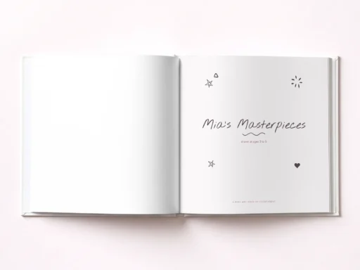 Раскрытая книга на титульной странице «Mia’s Masterpieces», в розовом цвете